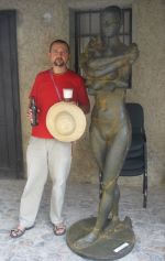 9. Autor s nealkoholickým pivem a ňadrovou sochou