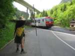 16. Hroch zdraví vlak a ten mu občas i zatroubí a potom se Hroch krásnč raduje